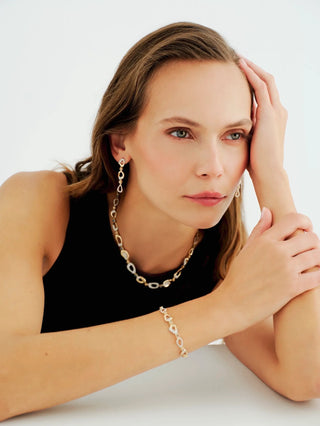 Flow Konyak Pırlanta Sallantılı Küpe